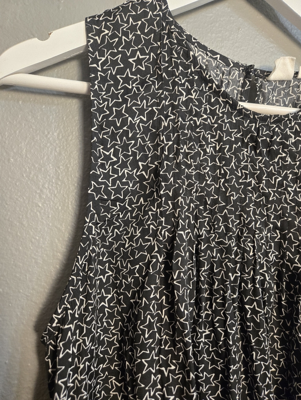 SUMMER SALE! $5 Gap Pintuck Tank Star Print Size Large - Picture 4 of 15